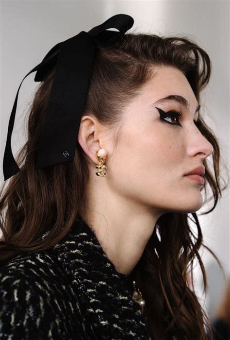 chanel accessori capelli|Trend capelli 2022: i fiocchi Chanel sono l'accessorio .